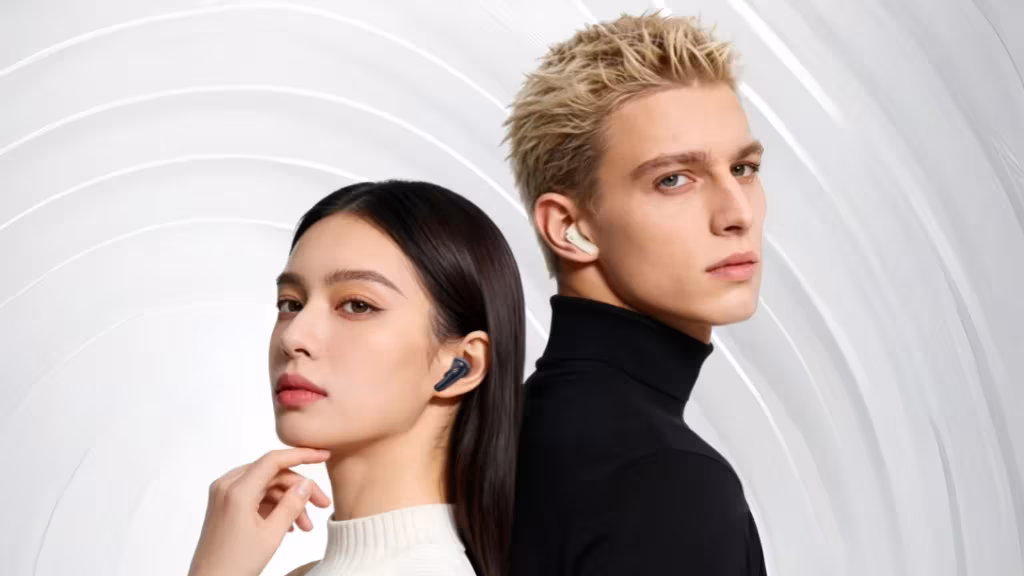 Мужчина и женщина с наушниками Edifier FitBuds Turbo
