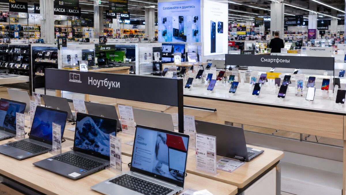 ноутбуки и смартфоны в магазине электроники технология сбор
