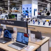 ноутбуки и смартфоны в магазине электроники технология сбор
