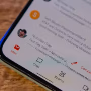 Мобильный телефон с экраном Gmail и поиском голосом