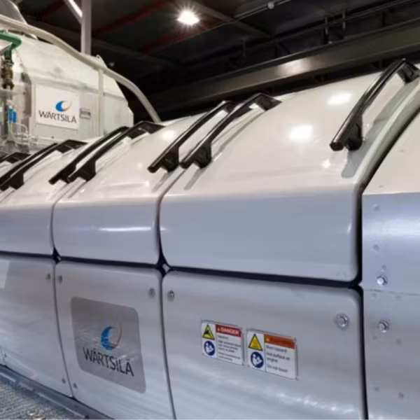 Водородный двигатель Wartsila в промышленном помещении
