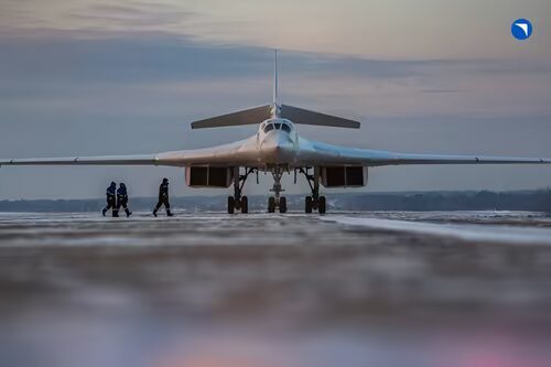 Боевой самолёт Ту-144 на взлётной полосе, солнечный закат