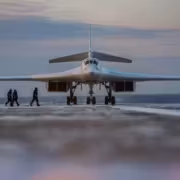Боевой самолёт Ту-144 на взлётной полосе, солнечный закат