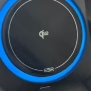 Беспроводное зарядное устройство Qi2 в автомобильной консоли