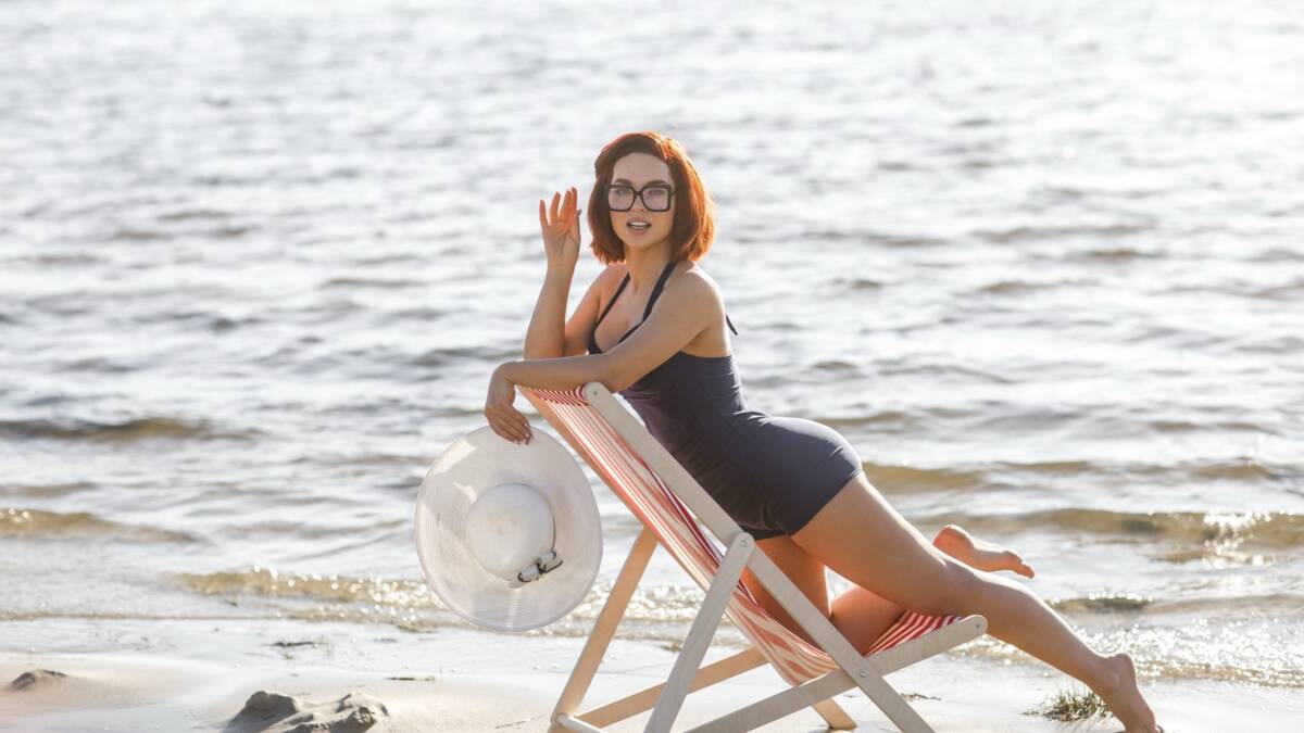 Мама Дяди Федора из «Простоквашино» отдыхает в Сочи — косплей Анны Шаховской 18+ 30 Женщина в купальнике с зонтом на пляже Мама Дяди Федора из «Простоквашино» отдыхает в Сочи