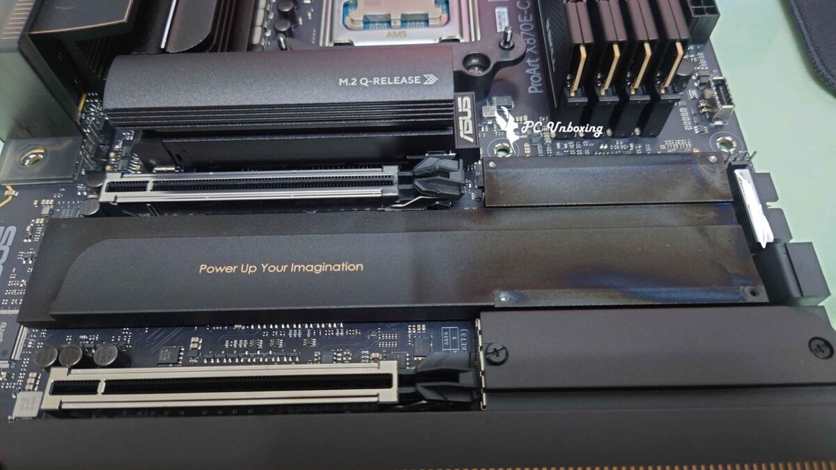 Видеокарта Asus ROG Astral RTX 5090 на материнской плате