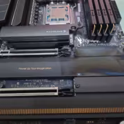 Видеокарта Asus ROG Astral RTX 5090 на материнской плате
