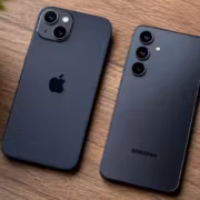 Два смартфона iPhone и Samsung на деревянном столе