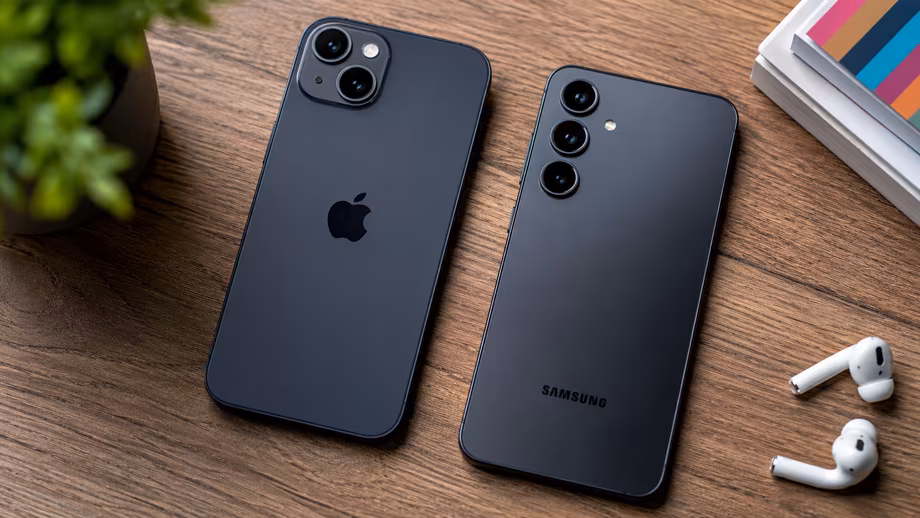 Два смартфона iPhone и Samsung на деревянном столе