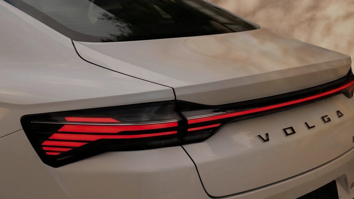Задняя часть автомобиля Volga Model C9 с светодиодными фонарями