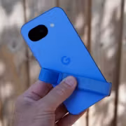 Рука держит смартфон Google Pixel 6 синего цвета