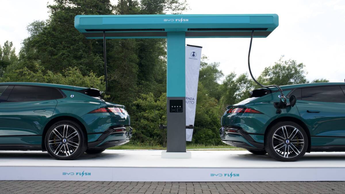 Две электрические машины BMW подключены к зарядной станции BYD FLASH