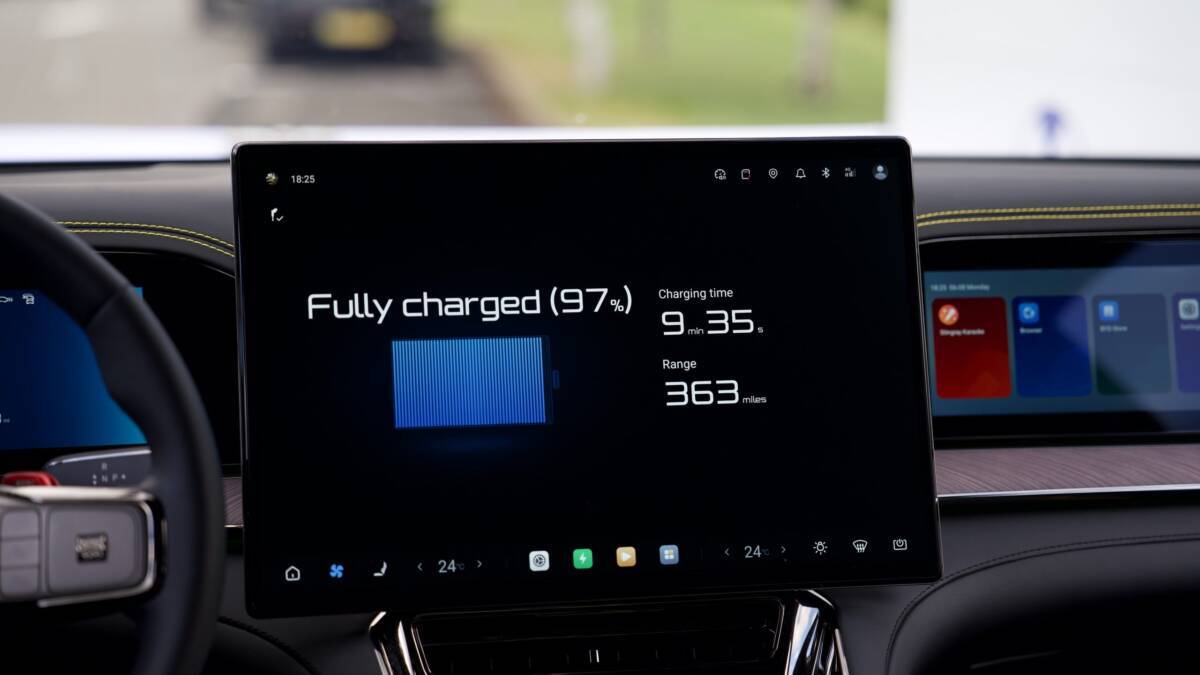 заявленная зарядка BYD FLASH 1,5 МВт на дисплее