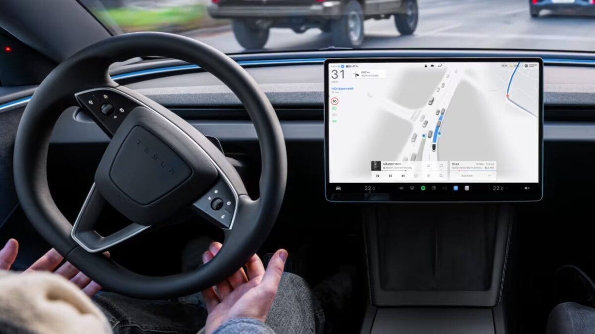Интерьер электромобиля Tesla с большим дисплеем системы FSD
