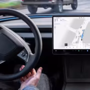 Интерьер электромобиля Tesla с большим дисплеем системы FSD