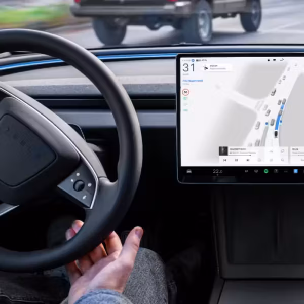 Интерьер электромобиля Tesla с большим дисплеем системы FSD