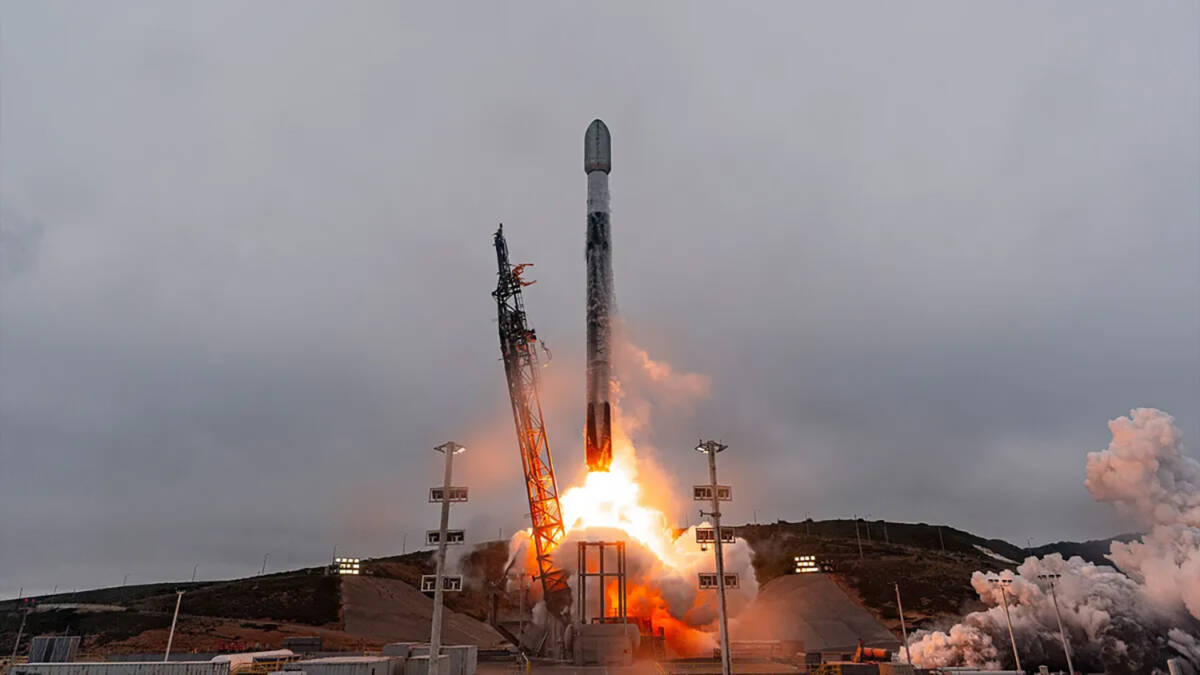 Запуск ракеты SpaceX Starlink взлёт пусковая установка огонь дым