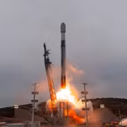 Запуск ракеты SpaceX Starlink взлёт пусковая установка огонь дым