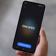 смартфон Samsung Galaxy с экраном One UI 8.5 на нем