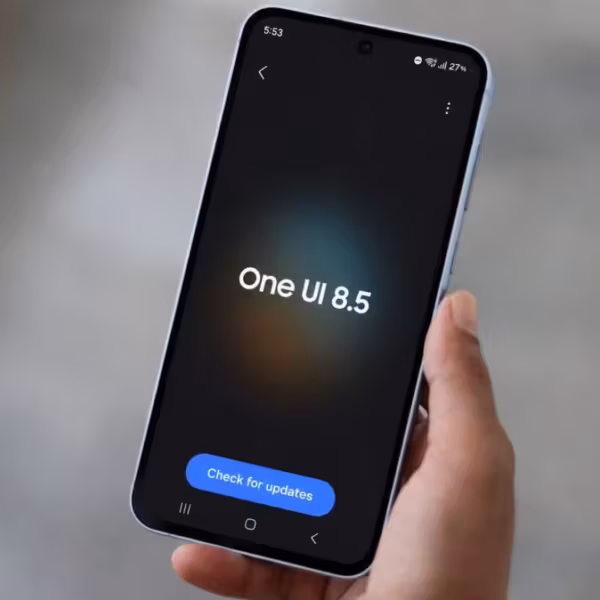 смартфон Samsung Galaxy с экраном One UI 8.5 на нем