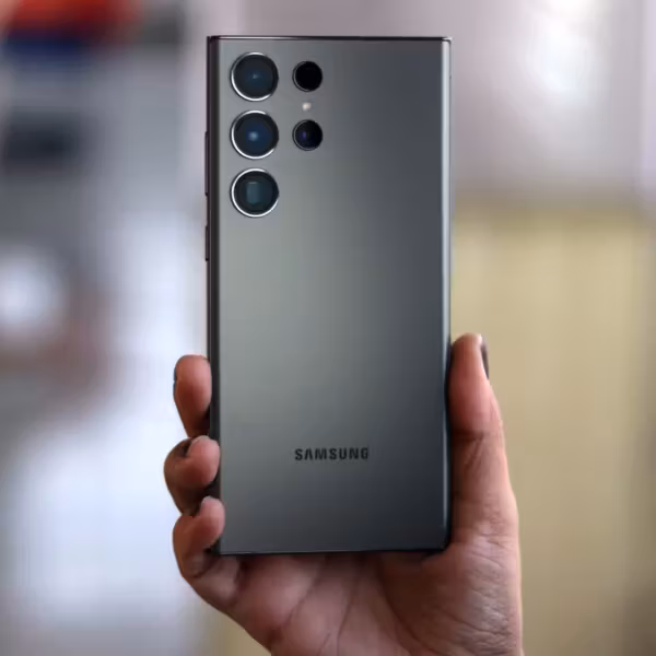 Человек держит смартфон Samsung Galaxy S23