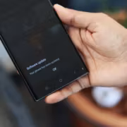 Человек держит смартфон Samsung Galaxy S23 с обновлением ПО