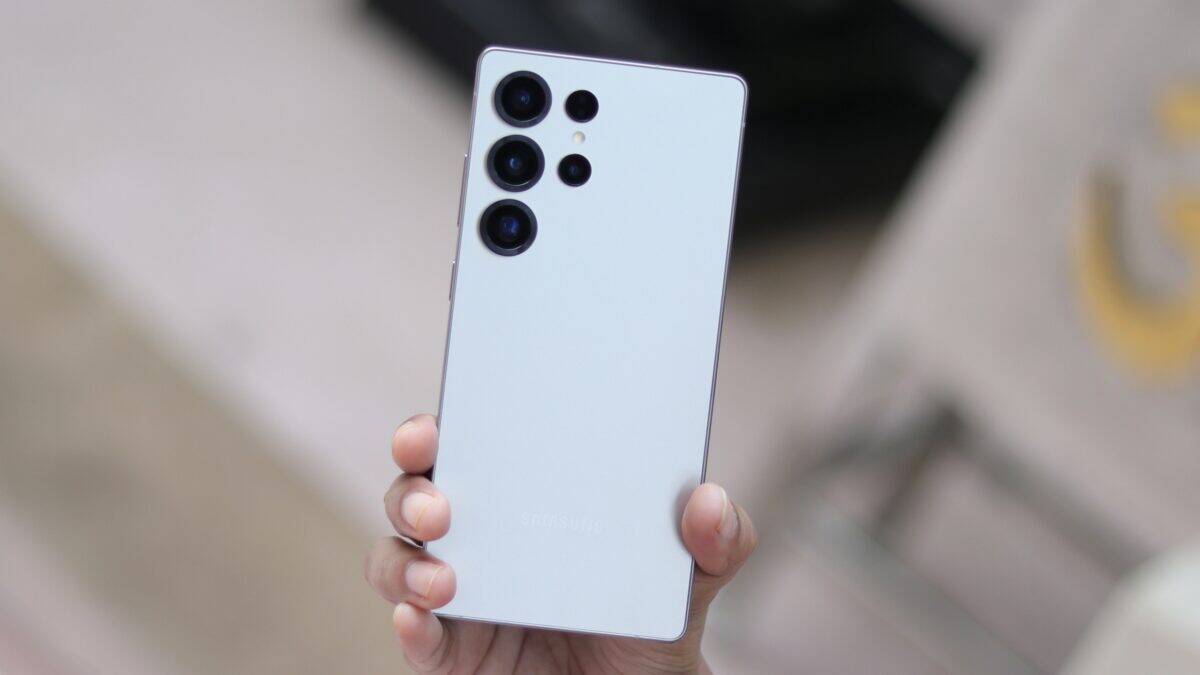 Samsung Galaxy S25 с четырьмя камерами на задней панели