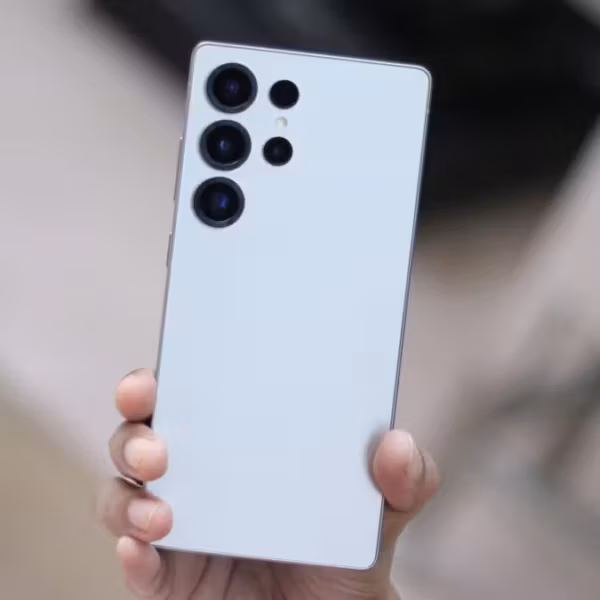 Samsung Galaxy S25 с четырьмя камерами на задней панели