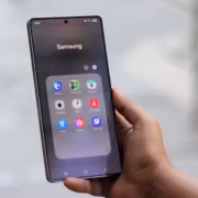 Мужчина держит смартфон Samsung Galaxy Z Flip 8