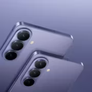 Два смартфона Galaxy S27 Pro с тремя камерами на задней панели