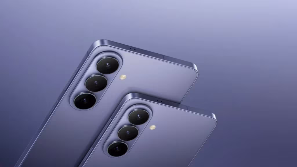 Два смартфона Galaxy S27 Pro с тремя камерами на задней панели