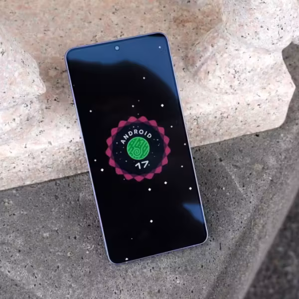 смартфон Galaxy S26 с экраном Android 17