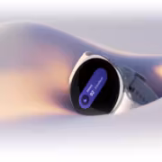 Умные часы Samsung Galaxy Watch 8 на руке в снежной обстановке