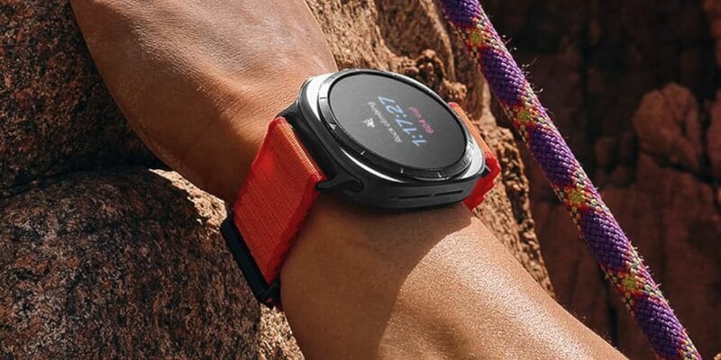 умные часы Galaxy Watch Ultra 2 на руке спортсмена