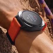 умные часы Galaxy Watch Ultra 2 на руке спортсмена