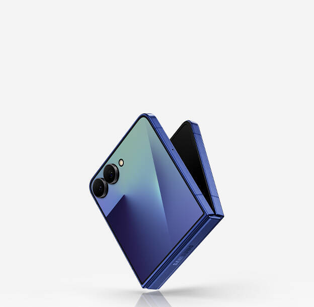 Samsung Galaxy Z Fold 5 в открытом виде синий цвет