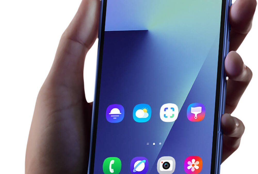 Смартфон Samsung Galaxy Z Fold 8 Ultra в руке