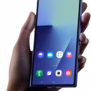 Смартфон Samsung Galaxy Z Fold 8 Ultra в руке