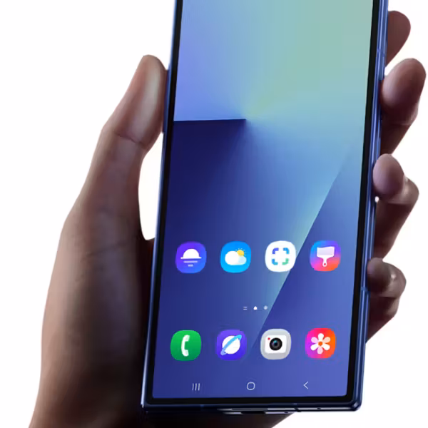 Смартфон Samsung Galaxy Z Fold 8 Ultra в руке
