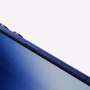 Верхняя часть смартфона Samsung Galaxy Fold с двумя камерами и кнопками