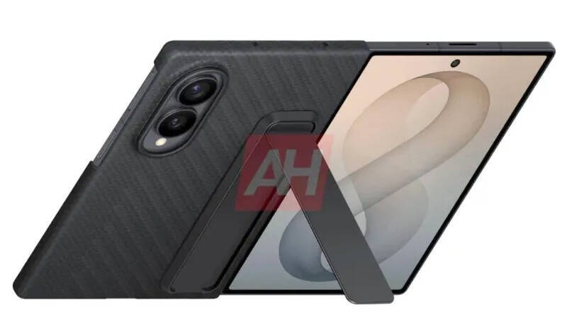 Смартфон Samsung Galaxy Z Fold 8 в чехле в открытом виде
