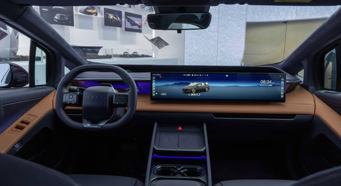 Интерьер электромобиля Hyundai Ioniq V дисплей и руль