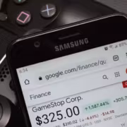 Смартфон Samsung Galaxy показан экран с ценой GameStop Corp