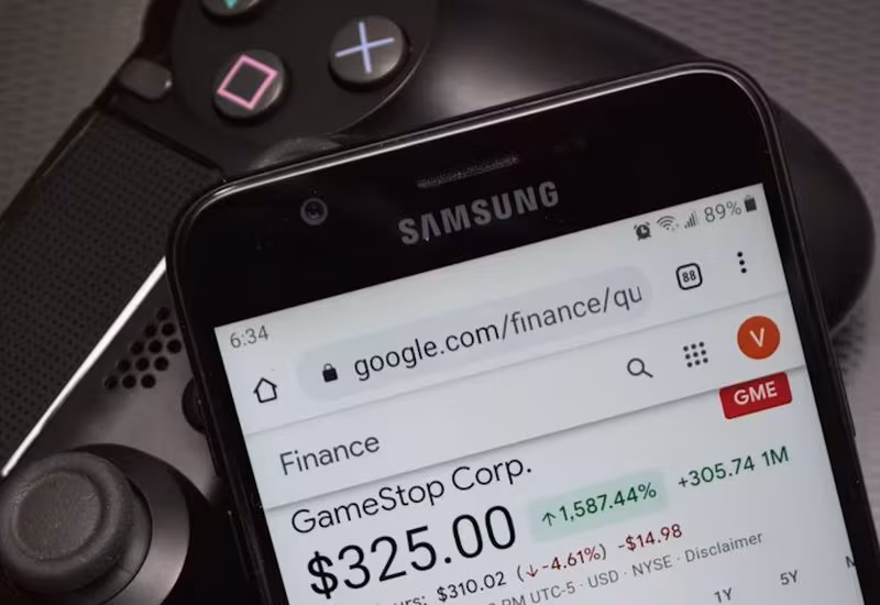 Смартфон Samsung Galaxy показан экран с ценой GameStop Corp