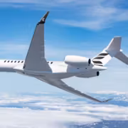 самолет Bombardier Global 8000 в небе