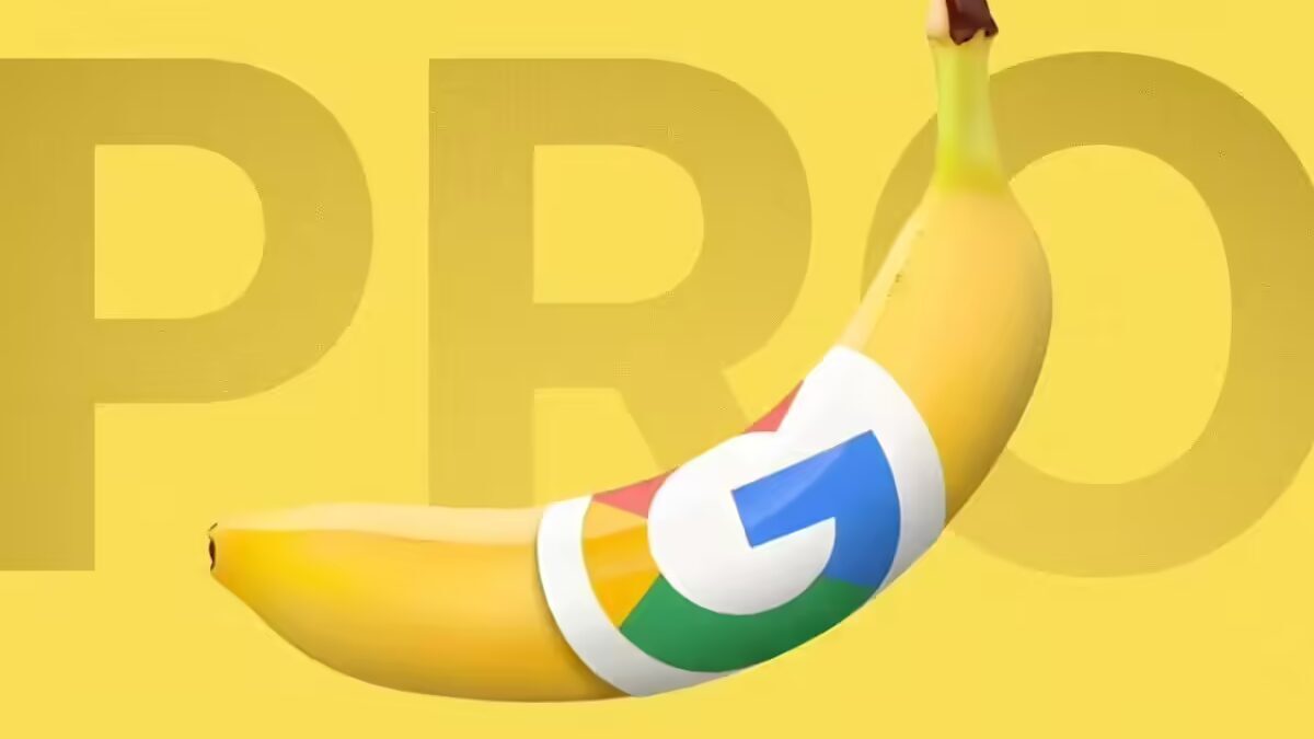 Банан с логотипом Google на желтом фоне