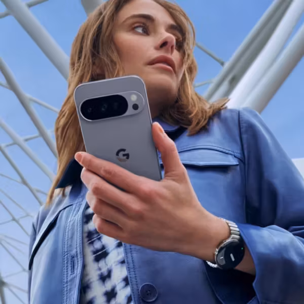 женщина держит смартфон Google с камерой и логотипом