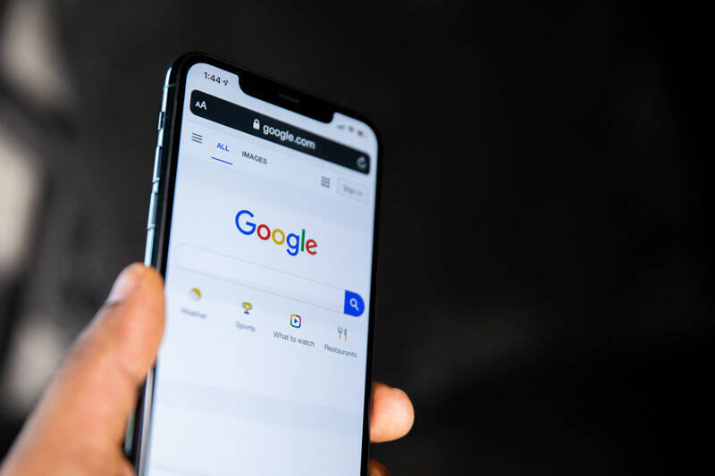 Мобильный телефон с открытым браузером Google на экране Google