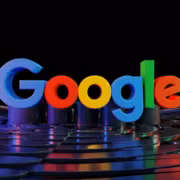 Логотип Google на темном фоне с отражением