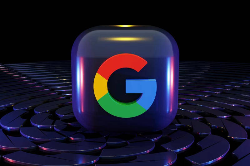 Логотип Google внутри прозрачной капсулы на тёмном фоне